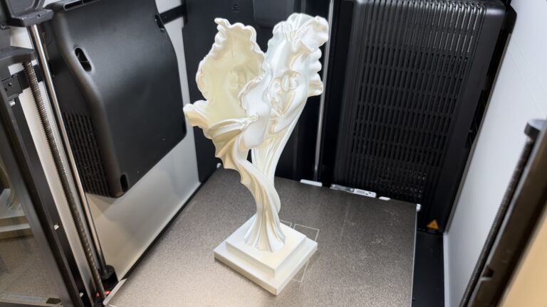 Blütenkuss — Abstrakte Kuss-Skulptur